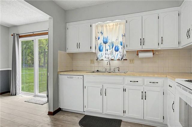 1100 8th Street, Blue Springs, MO 64014