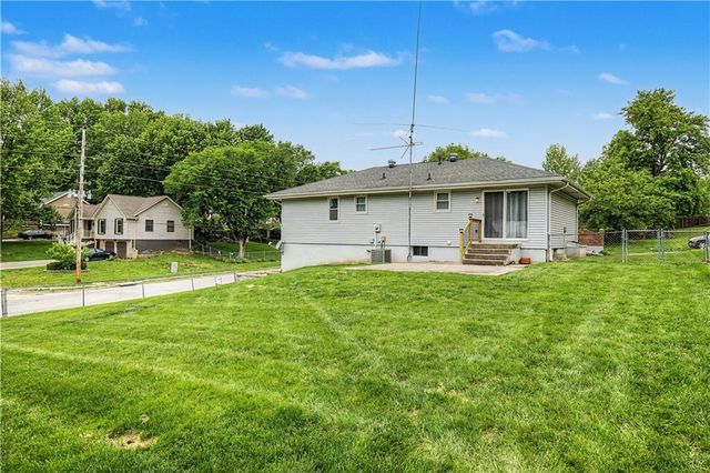 1100 8th Street, Blue Springs, MO 64014