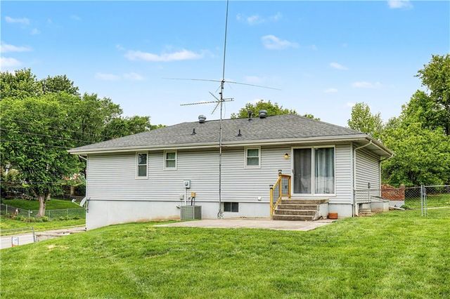 1100 8th Street, Blue Springs, MO 64014