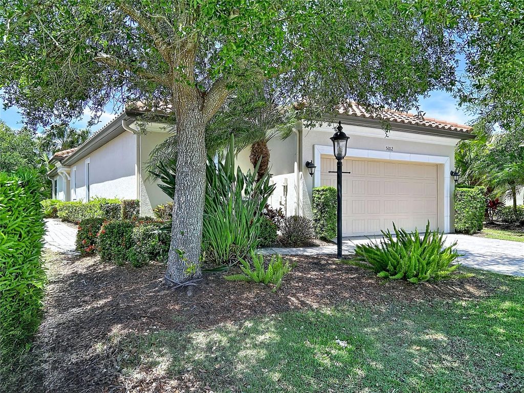 Image 2 of property listing at 5102 SAVONA RUN, Bradenton, FL 34211