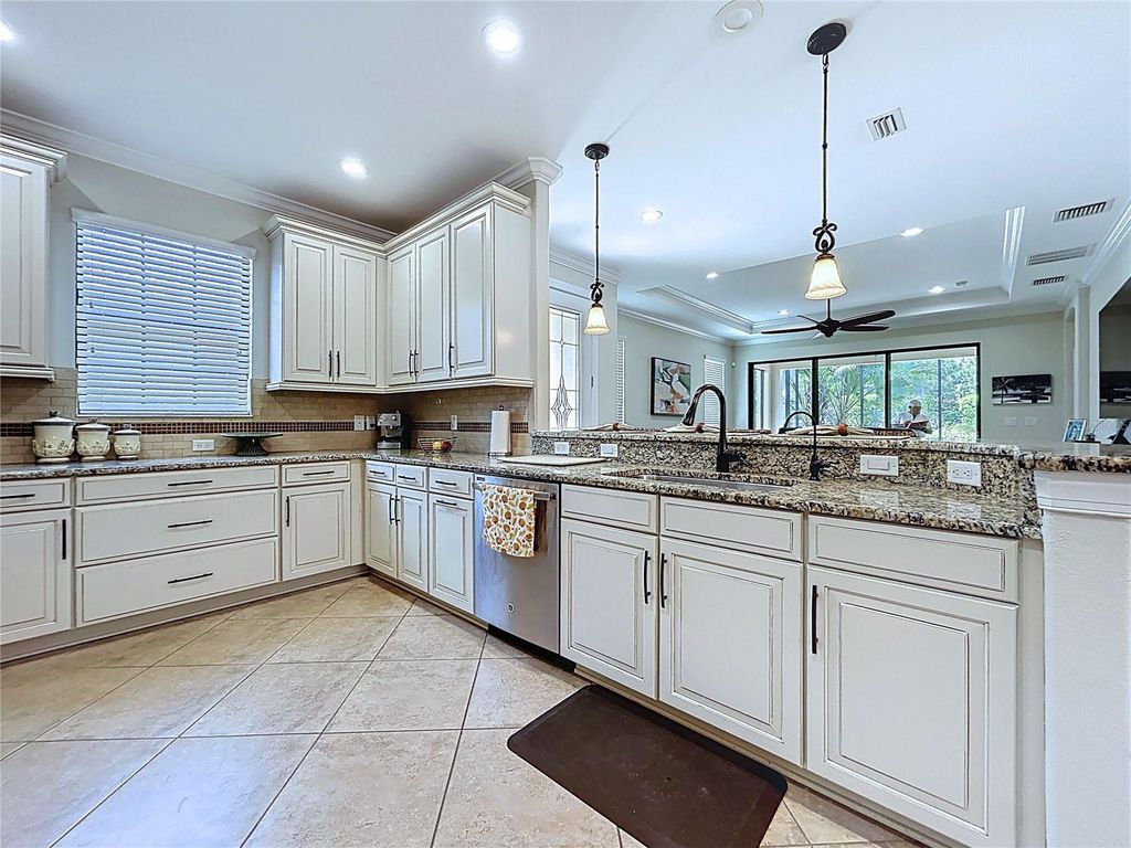 Image 13 of property listing at 5102 SAVONA RUN, Bradenton, FL 34211