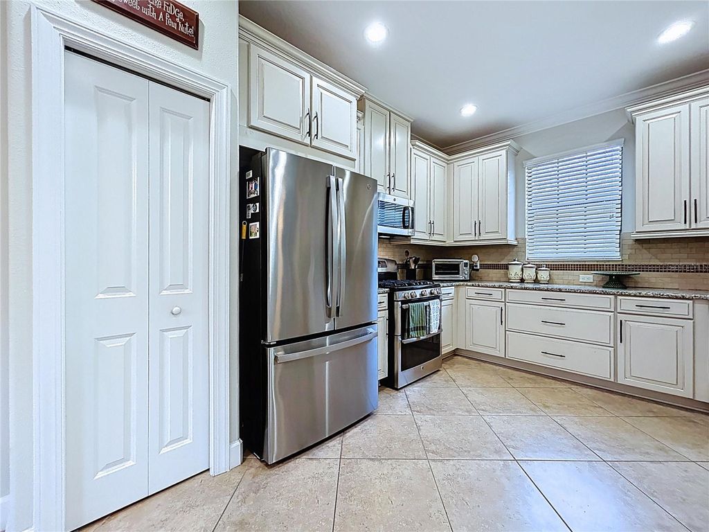 Image 10 of property listing at 5102 SAVONA RUN, Bradenton, FL 34211