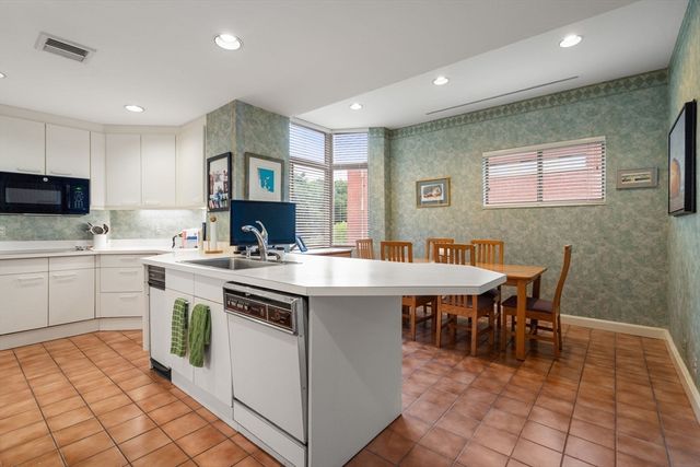 99 Florence 20-4B, Newton, MA 02467
