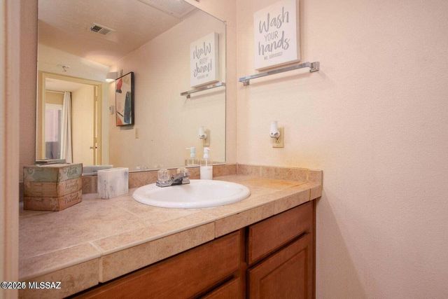 1810 E Blacklidge Dr Apt 106, Tucson, AZ 85719