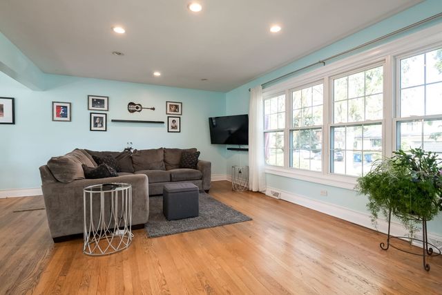 522 E Park Manor Court, Elmhurst, IL 60126