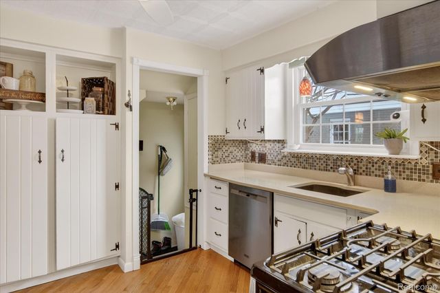 3 Adams Lane, Dearborn, MI 48120