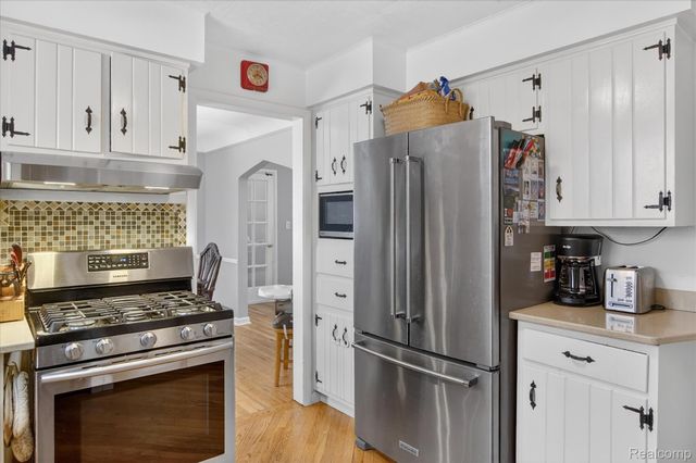 3 Adams Lane, Dearborn, MI 48120