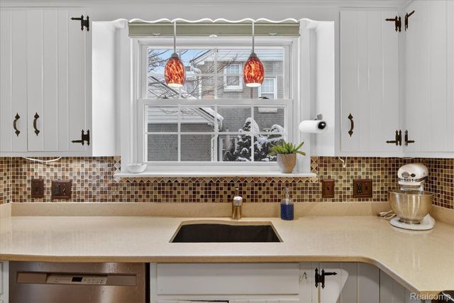 3 Adams Lane, Dearborn, MI 48120