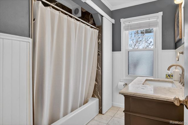 3 Adams Lane, Dearborn, MI 48120