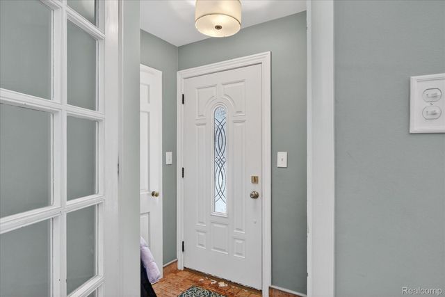 3 Adams Lane, Dearborn, MI 48120