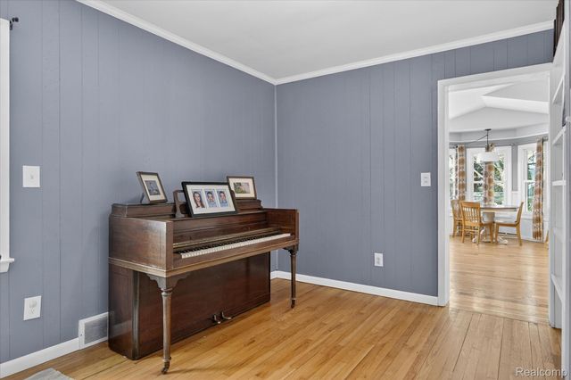 3 Adams Lane, Dearborn, MI 48120