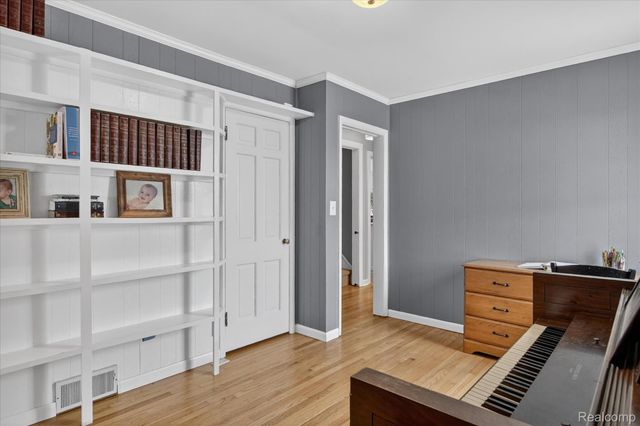 3 Adams Lane, Dearborn, MI 48120