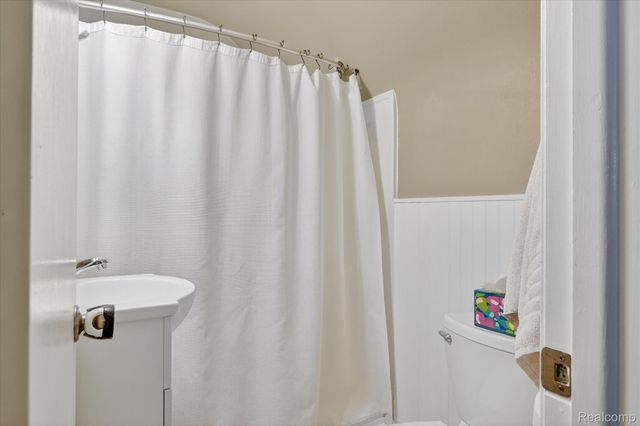 3 Adams Lane, Dearborn, MI 48120