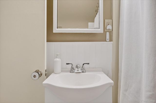 3 Adams Lane, Dearborn, MI 48120