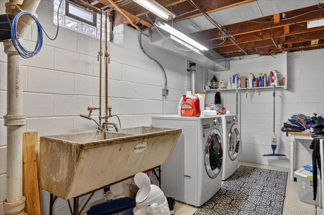 3 Adams Lane, Dearborn, MI 48120