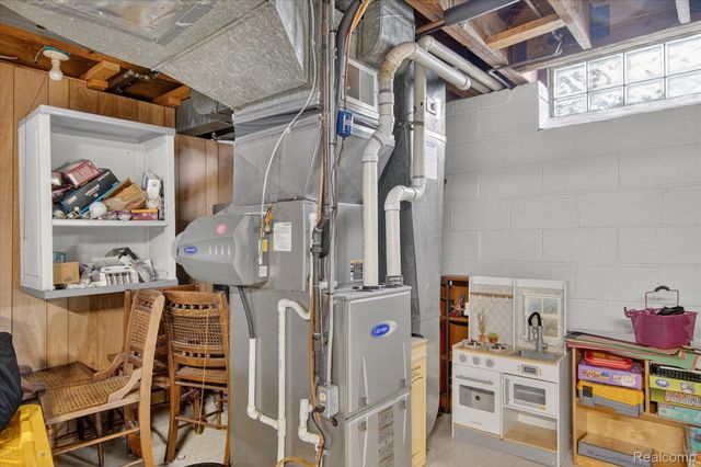 3 Adams Lane, Dearborn, MI 48120