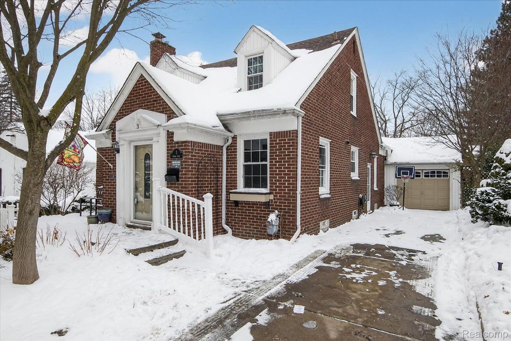 3 Adams Lane, Dearborn, MI 48120