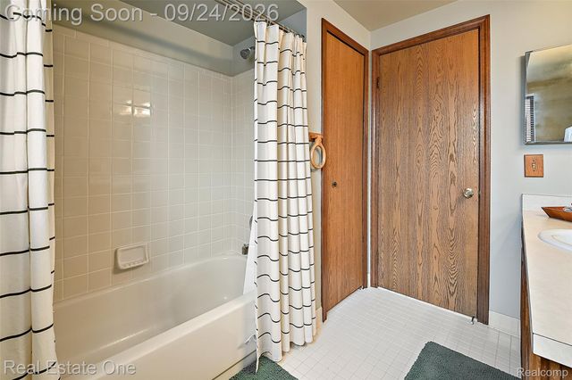 34391 Koch Avenue, Sterling Heights, MI 48310