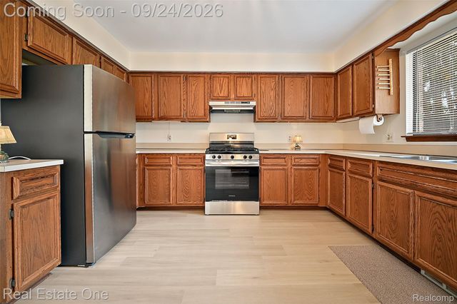 34391 Koch Avenue, Sterling Heights, MI 48310