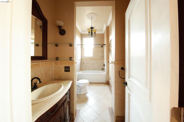 1655 12th Street, Oakland, CA 94607