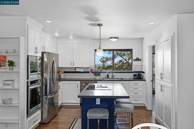 10 Swansea Ln, Pleasant Hill, CA 94523