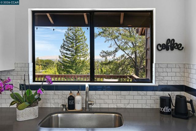 10 Swansea Ln, Pleasant Hill, CA 94523