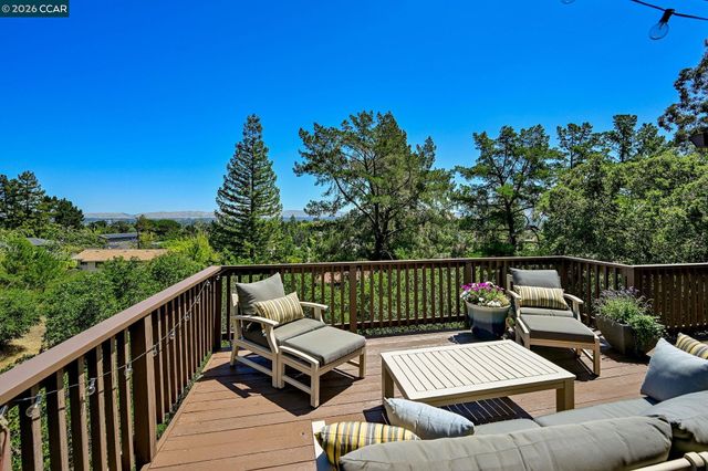 10 Swansea Ln, Pleasant Hill, CA 94523