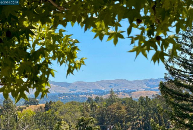 10 Swansea Ln, Pleasant Hill, CA 94523