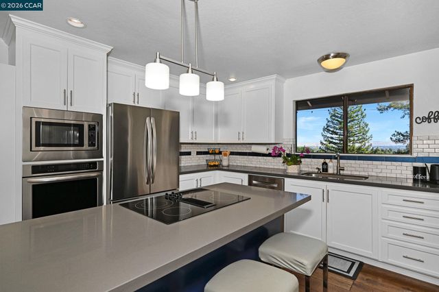 10 Swansea Ln, Pleasant Hill, CA 94523