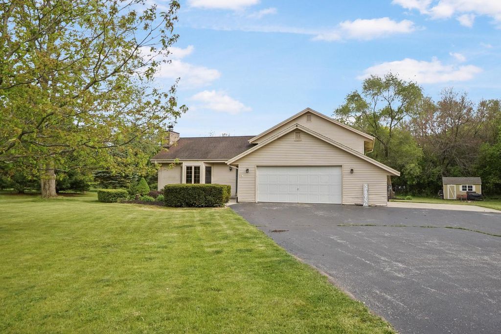 S92W35305 Barbary COURT, Eagle, WI 53119