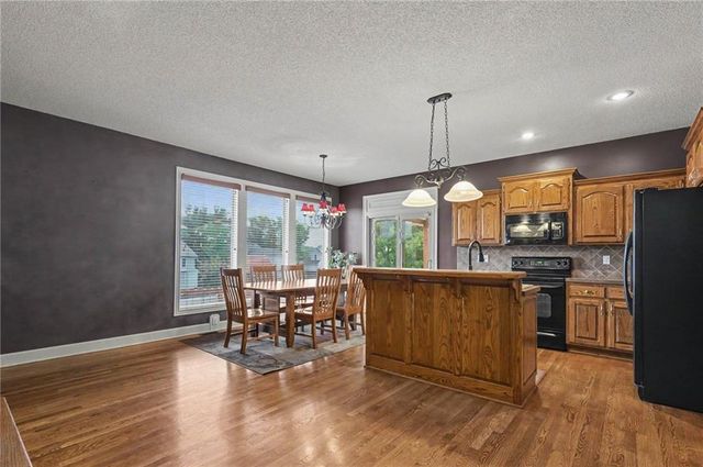 8438 Timber Ridge Street, De Soto, KS 66018