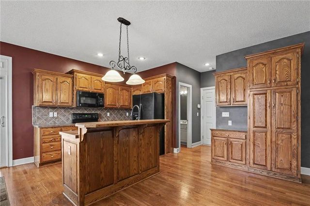 8438 Timber Ridge Street, De Soto, KS 66018