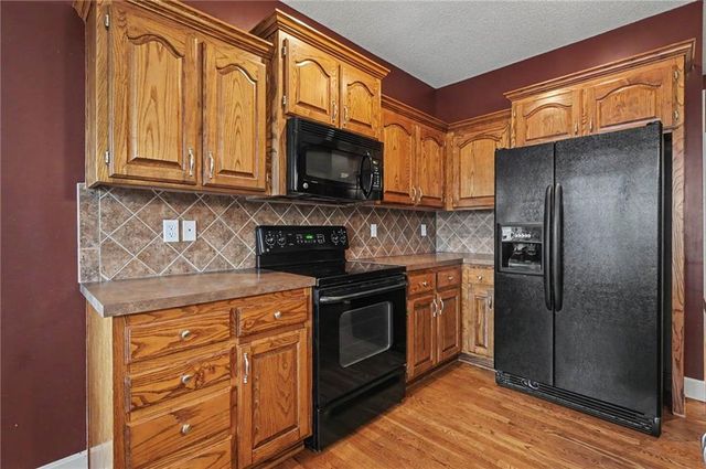 8438 Timber Ridge Street, De Soto, KS 66018