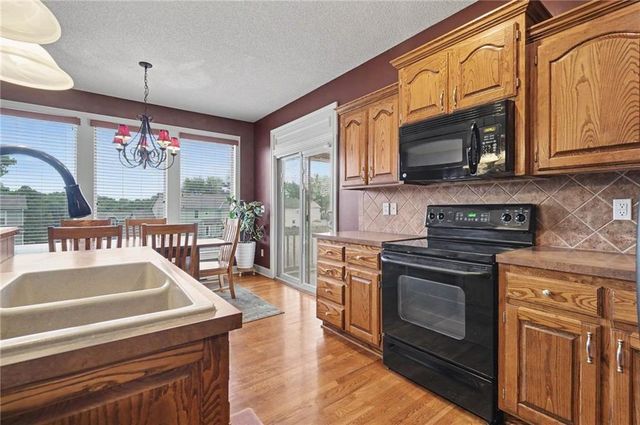 8438 Timber Ridge Street, De Soto, KS 66018
