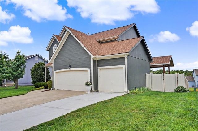 8438 Timber Ridge Street, De Soto, KS 66018