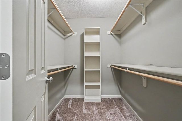 8438 Timber Ridge Street, De Soto, KS 66018