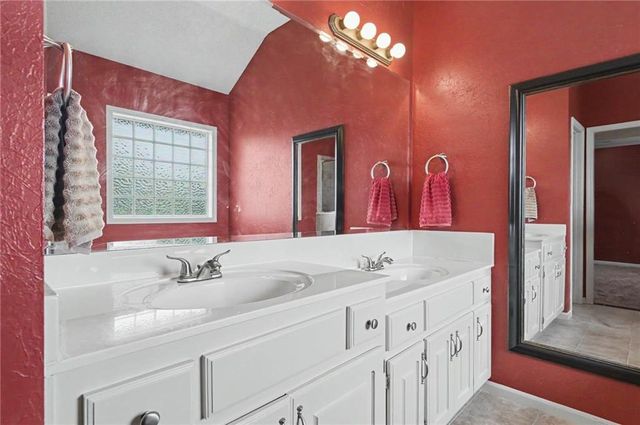 8438 Timber Ridge Street, De Soto, KS 66018