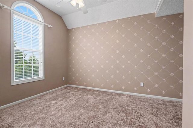 8438 Timber Ridge Street, De Soto, KS 66018
