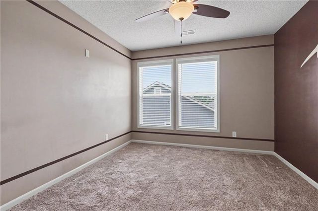 8438 Timber Ridge Street, De Soto, KS 66018