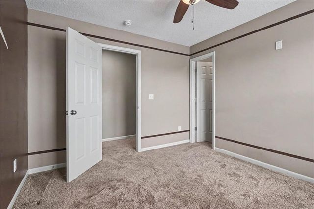 8438 Timber Ridge Street, De Soto, KS 66018