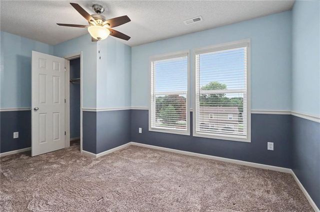 8438 Timber Ridge Street, De Soto, KS 66018