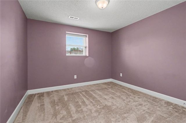 8438 Timber Ridge Street, De Soto, KS 66018