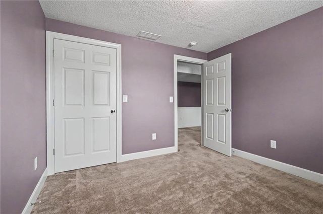 8438 Timber Ridge Street, De Soto, KS 66018