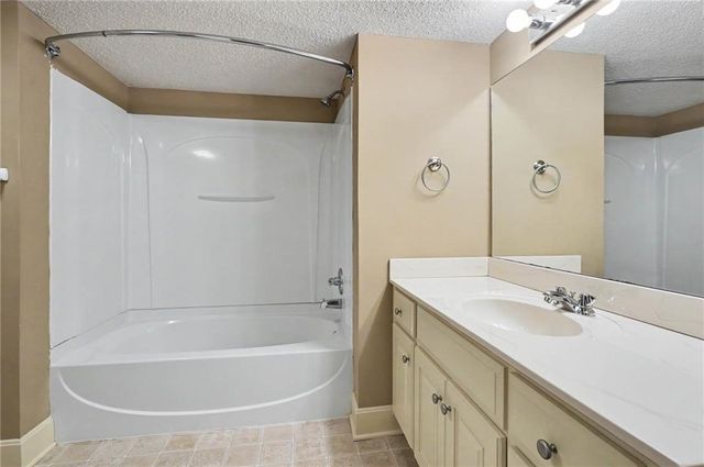 8438 Timber Ridge Street, De Soto, KS 66018