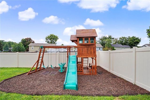 8438 Timber Ridge Street, De Soto, KS 66018