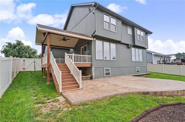 8438 Timber Ridge Street, De Soto, KS 66018