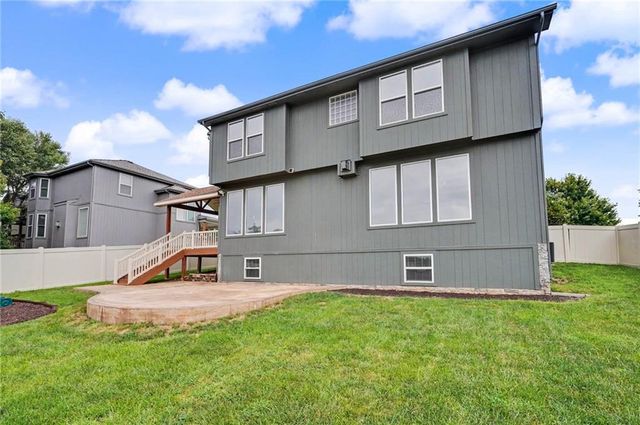 8438 Timber Ridge Street, De Soto, KS 66018