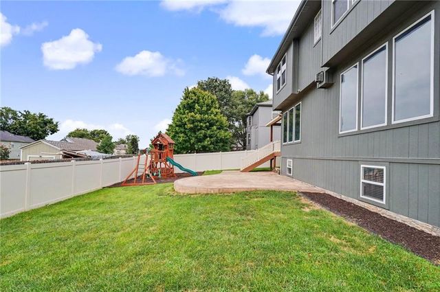 8438 Timber Ridge Street, De Soto, KS 66018