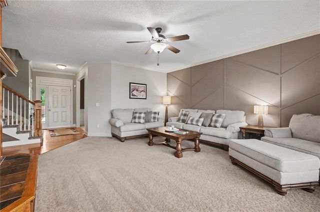 8438 Timber Ridge Street, De Soto, KS 66018