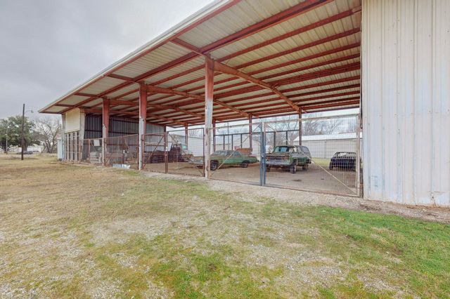 517 E Broadway Street B-D, Gainesville, TX 76240